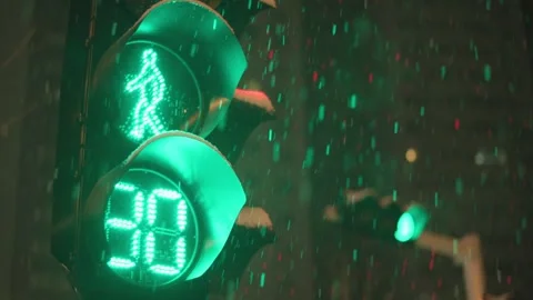 Red Traffic Light Countdown Displaying Number Five at Night Vídeos de archivo 339062499