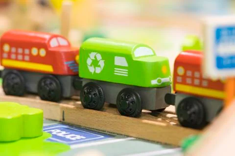 Red train and Grean train Wooden toy - Toys for kids Play set Educational toy Foto stock