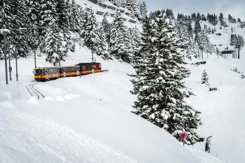 Red train going down the mountain Foto stock