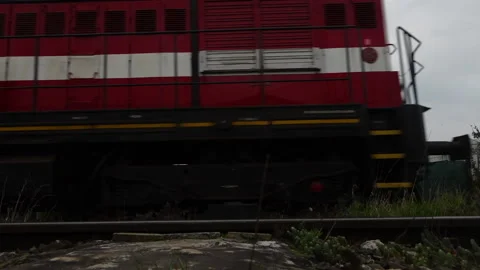 A red train is running on the tracks slow motion Vídeo Stock 289380232