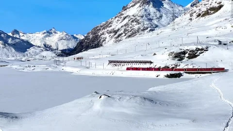 Red train in the snow Video stock 261683047