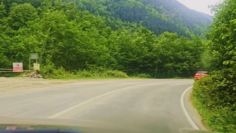 A red truck driving down. Vídeo Stock 284626085