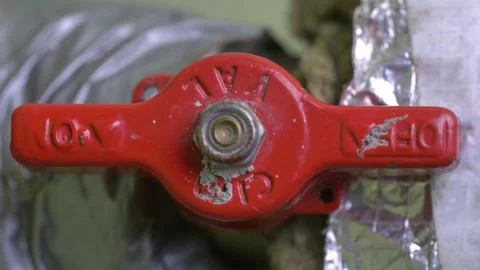 Red Valve being Turned On and Off on Water Pipe Foto stock