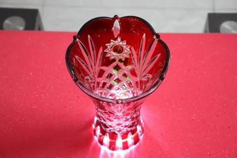 A red vase is on the table. Fotos de archivo