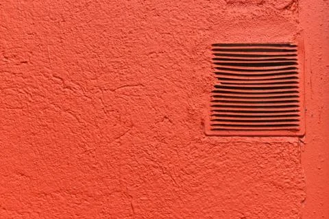 Red wall with a ventilation duct. Foto stock