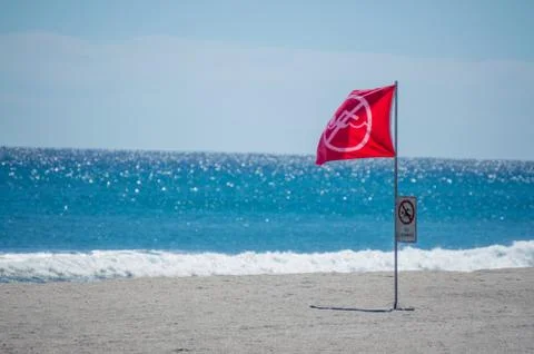Red warning flag on a beach Foto stock