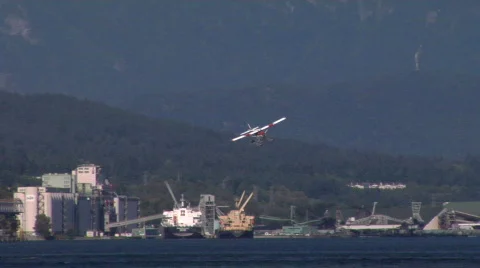 Red White Float Plane Lands 스톡 동영상 826439
