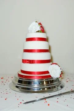 Red &amp; white wedding cake Stock Photos