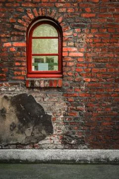 Red window on a brick wall Fotos Stock
