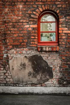 Red window on a brick wall Foto stock