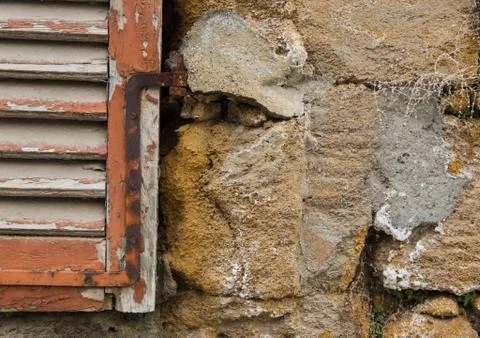 Red window on a grungy wall Foto stock