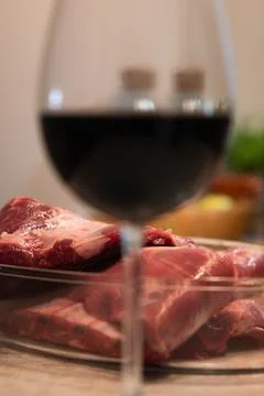 Red wine pairing with fresh raw pork ribs Stock-Fotos