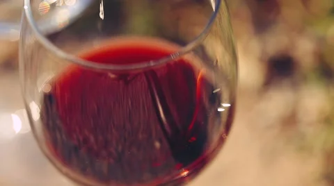 Red wine poured into glass. Vidéo 62261673