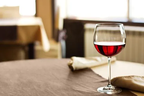 Red wine on table in restaurant Foto stock