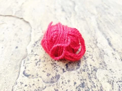 Red WOOLEN threads put on stone Foto stock