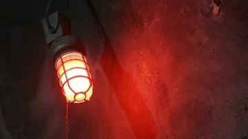 Red Work Light in a Tunnel 動画素材 86134637