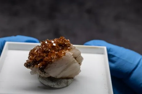 Reddish vanadite crystals on bedrock Foto stock