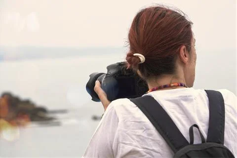 Redhead with camera and backpack Foto stock