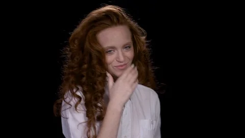 Redhead sends a kiss to the camera Video stock 100680180