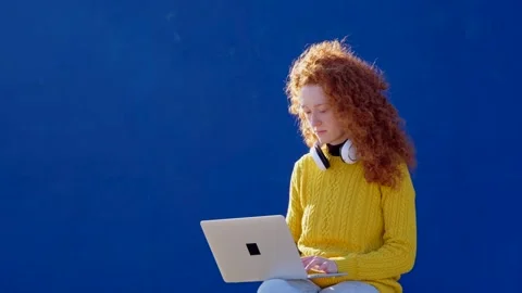Redhead student working on laptop Stock Footage 271516674