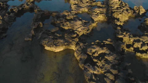 Reef break shore at sunset in Pacific Island 库存影片 131299611