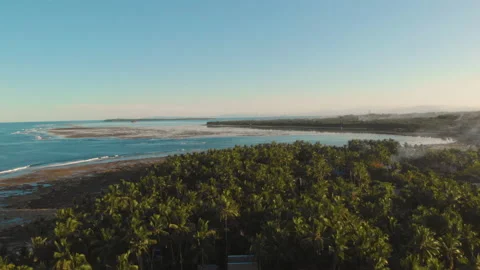 Reef break shore at sunset in Pacific coast 库存影片 131325698