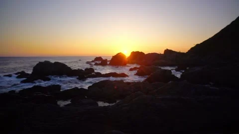 Reef of Turbidite Layers and the Distant View of Cape Muroto Lighthouse at 库存影片 330969449