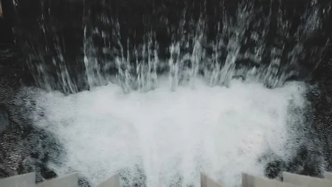 ?reek falls down close up, splashing water. Slow motion. Video stock 131154523