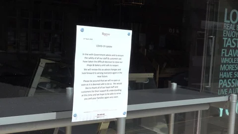 A Reeve the baker closed due to Coronavirus notice Stock Footage 129703031