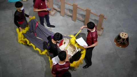 Referee measure the length of lion dance Video stock 221388217