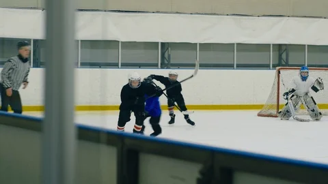 Referee throwing the puck in face-off Vidéo 111407966