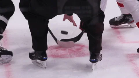 Referee throws in puck to begin match between hockey players 库存影片 175179017
