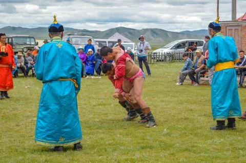 Referees In Blue Robes Keep Sharp Eye On Wrestlers Foto stock