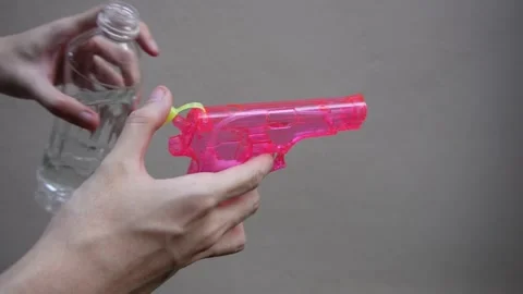 Refill pink water gun with bootle of water Видео 237362128