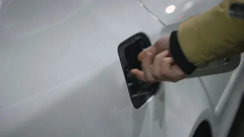 Refilling the car Stockbeeldmateriaal 145851024