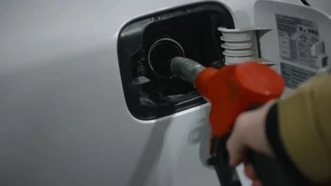 Refilling the car 스톡 동영상 145851028