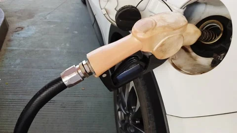 Refilling fuel in gas station Video stock 132022014