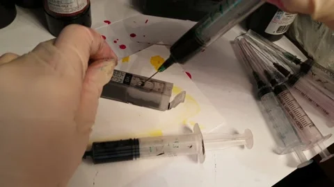 Refilling ink jet printer yourself at home, refillable printer cartridges Vídeo Stock 143390677