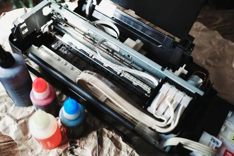 Refilling printer cartridges with multi-colored ink. Background Foto stock