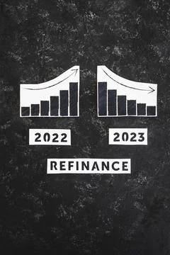 Refinance text with 2022 chart showing stats increasing and 2023 graph show.. Foto stock
