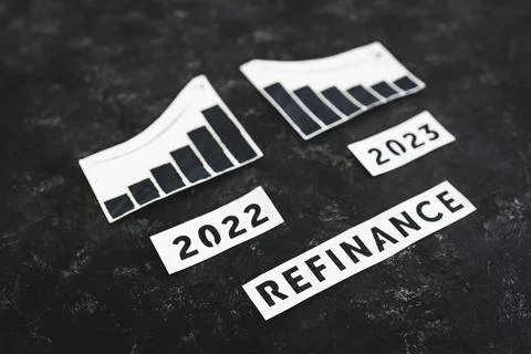 Refinance text with 2022 chart showing stats increasing and 2023 graph show.. Foto stock