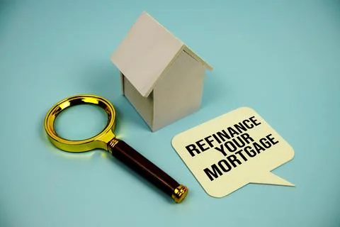 Refinance Your Mortgage text message on sticky note with magnifying glass a.. Foto stock