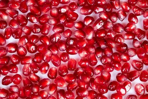 Refined composition featuring ruby seeds with luminous effects. Artistic di.. Foto stock