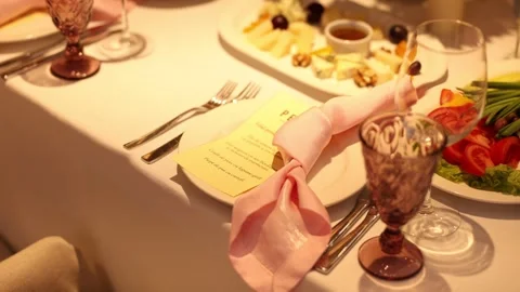 Refined table display with elegant decorations and lighting 库存影片 327013948