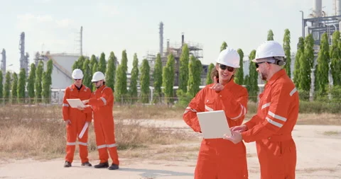 Refinery field team coordinates maintenance planning near petrochemical plant, 库存影片 334833998