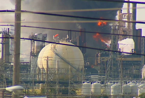 Refinery fire 09 Video stock 495583