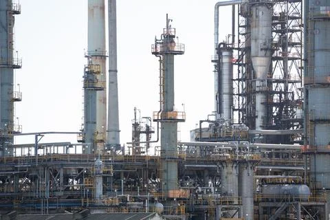 Refinery network showing flat design distillation columns, pipes, catwalks, Stock Photos