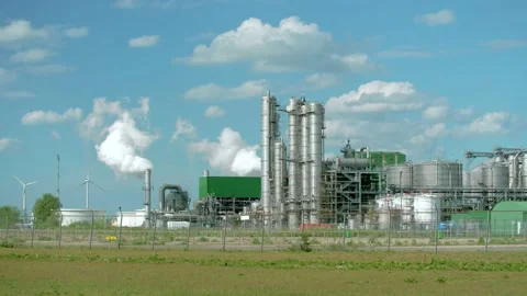 Refinery with smoke Stock Footage 131649853