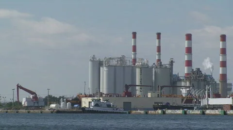 Refinery smoke stacks 스톡 동영상 659096