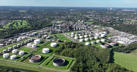 Refinery, storage silos, processing facility, and pipelines Stock-Footage 254007602